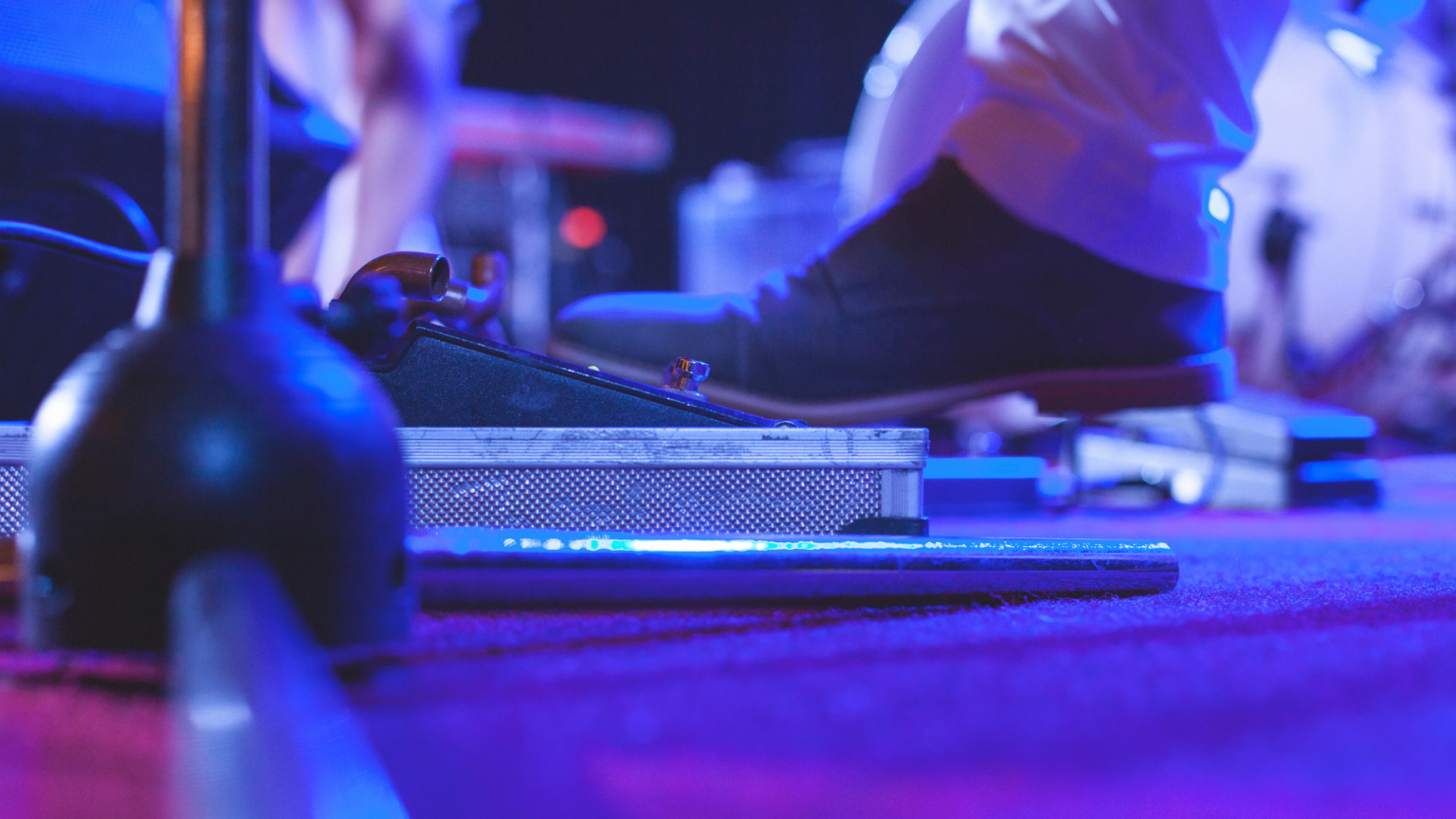 Which Guitar Pedals Are Better Digital or Analog? Deplike Guitar